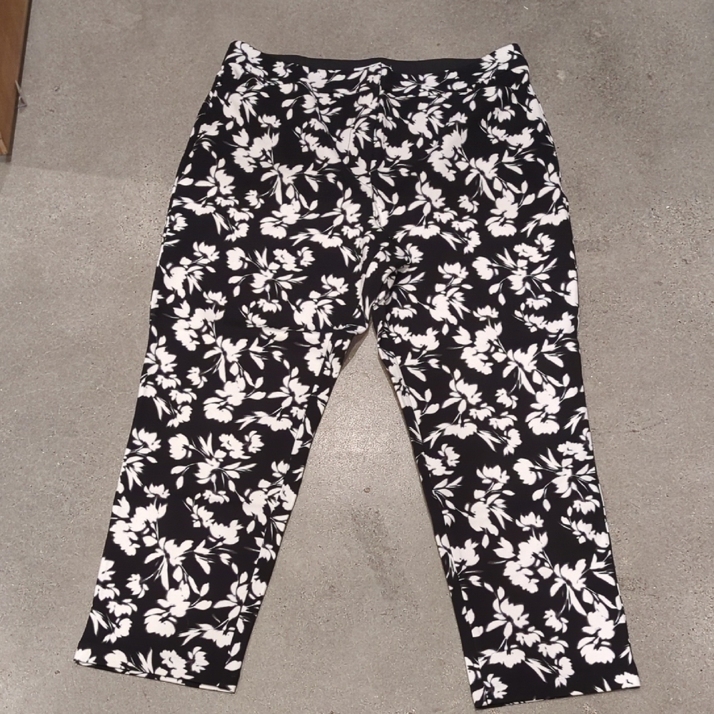 NWOT Liz Claiborne Emma Floral Black and White Women's Pants